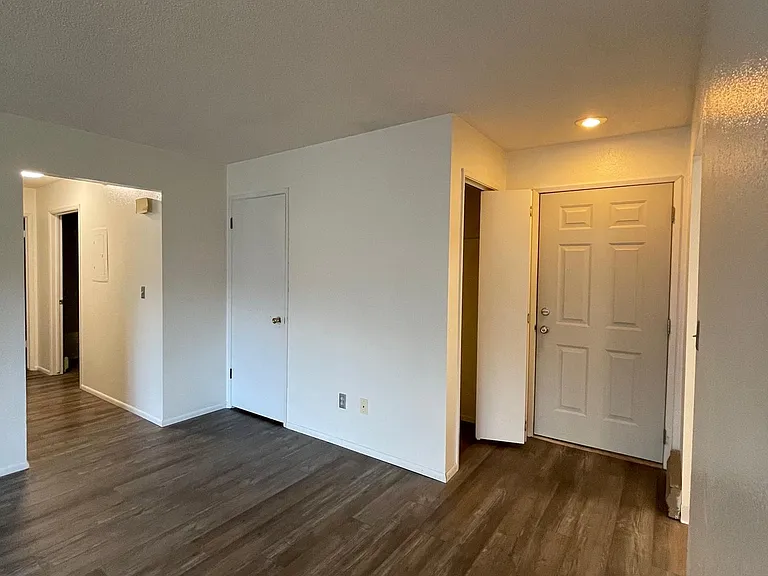 1004 E South St #6 — Photo 18