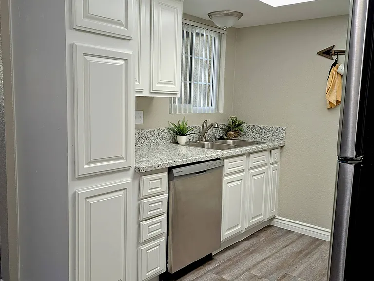 Raintree Apartments — Photo 9