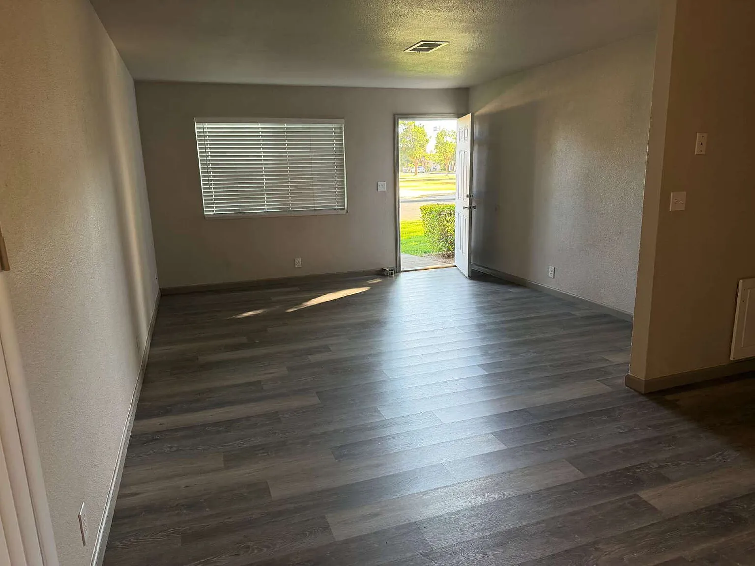 3 bed, 2.0 bath, 950 sqft, $1,800 — Photo 4
