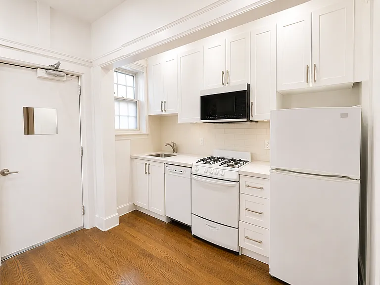 135 Earl Pl #8 — Photo 7