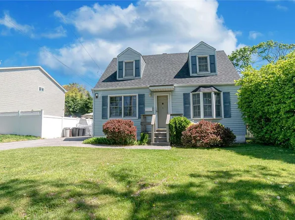 6 Joan Pl, West Babylon, NY 11704