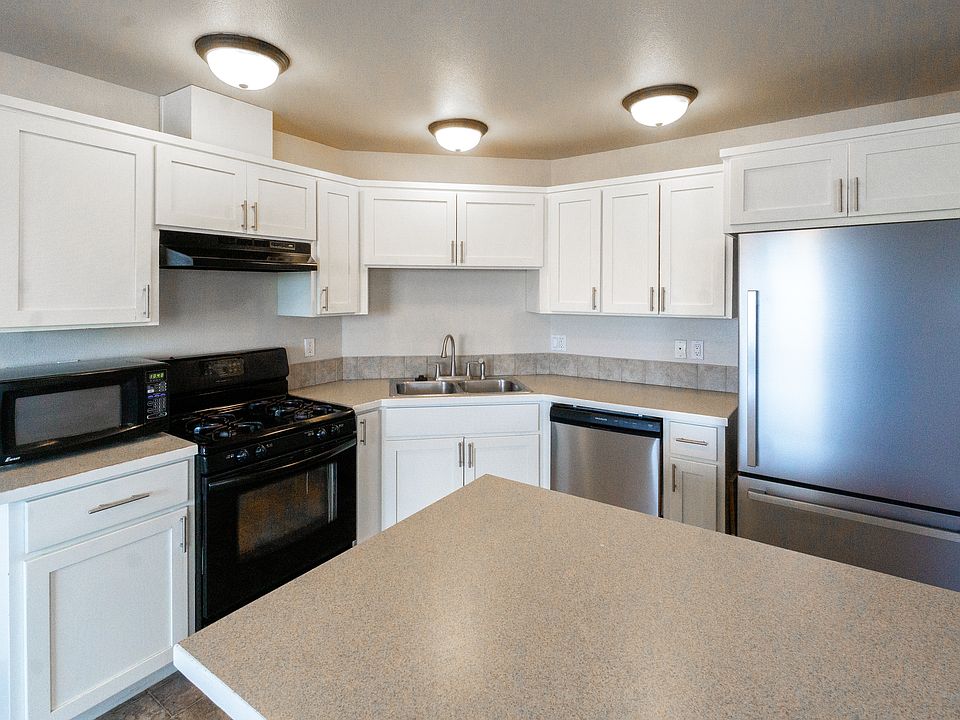 Kitchen w/ gas stove, dishwasher and refrigerator.