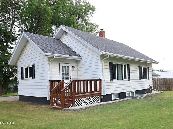 28 5th Ave NW, Hillsboro, ND 58045
