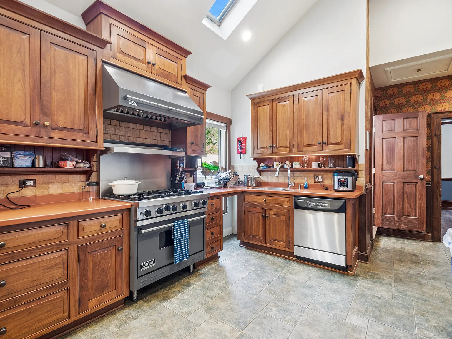 9 bed, 4500 sqft, $1,000 — Photo 1