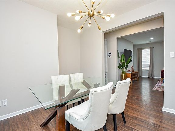 3rd image of 818 Staffordale Manor Lane