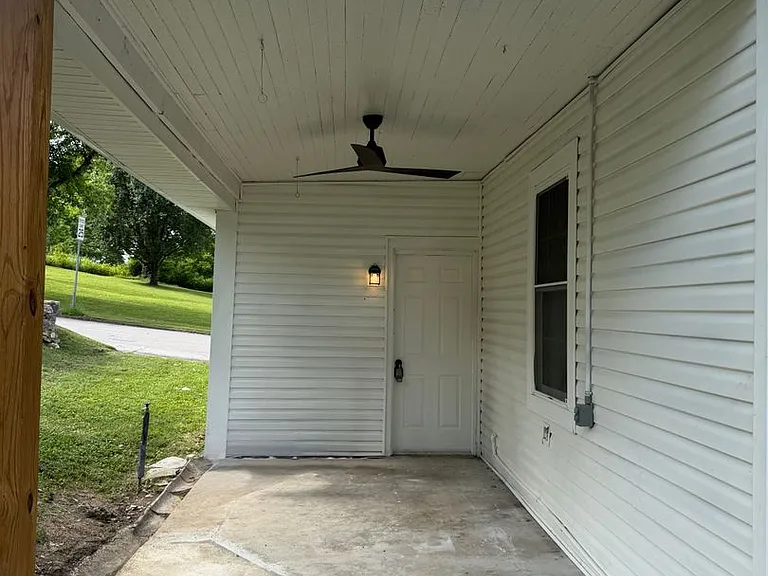 1013 Riverside Dr — Photo 10