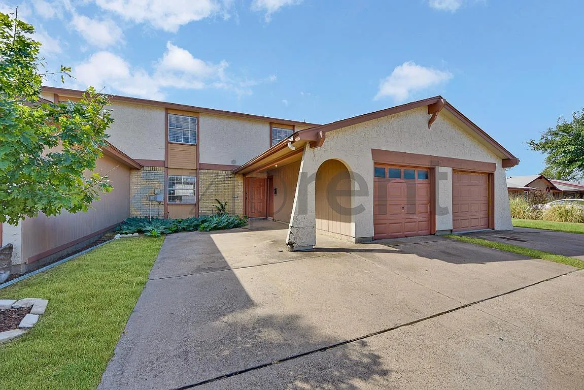 3 bed, 2.5 bath, 1240 sqft, $2,100 — Photo 2