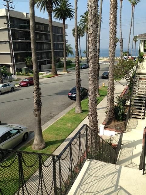 Steps to Ocean Ave and Santa Monica Beach