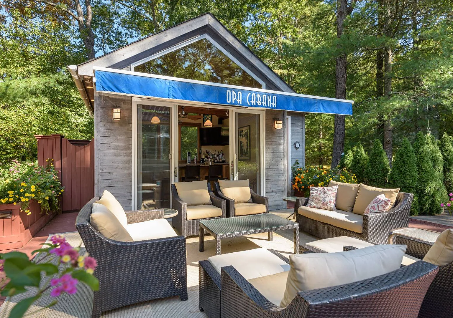 Entertainer's Delight With Style And Space In A Private Setting — Photo 3