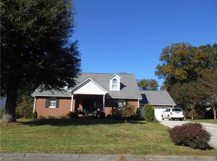 1693 Woodbury Ln, Mount Airy, NC 27030