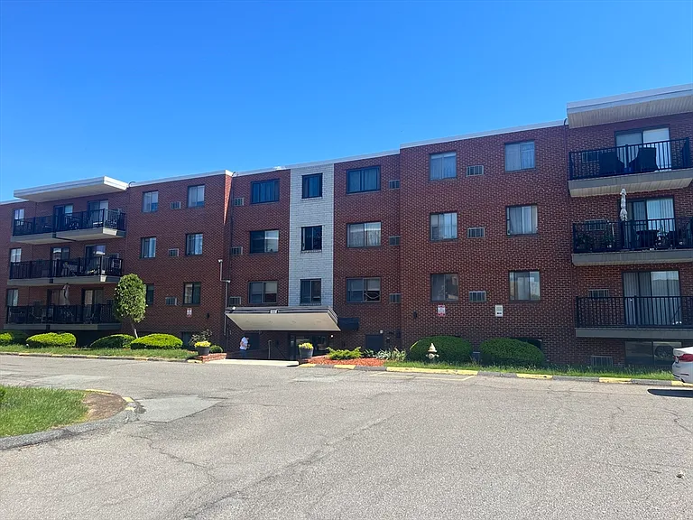 900 Governors Dr #22 — Photo 1