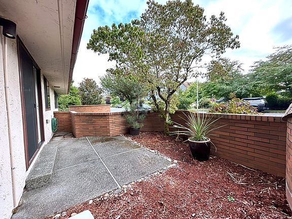 5th image of 909 N I St Unit 111