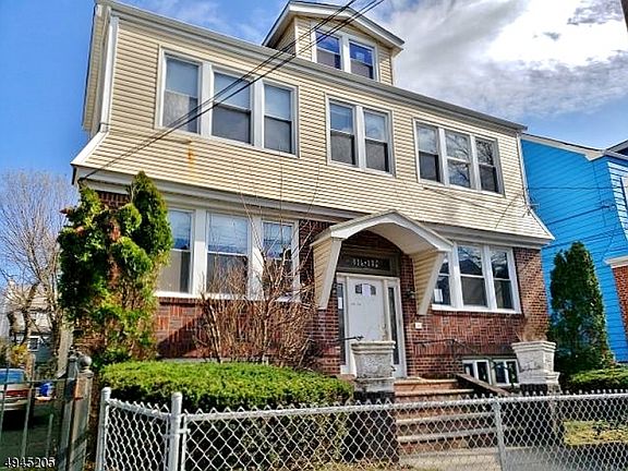 2nd image of 416-418 Leslie St