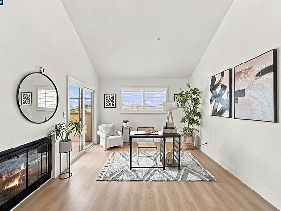 3rd image of 939 Laurel St APT 203