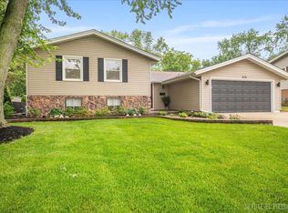 636 Cambridge Dr, Schaumburg, IL 60193