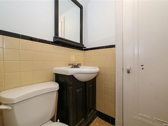 5th image of 526 E Lincoln Ave