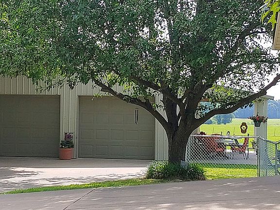 2 Bay Shop w/ covered patio 
