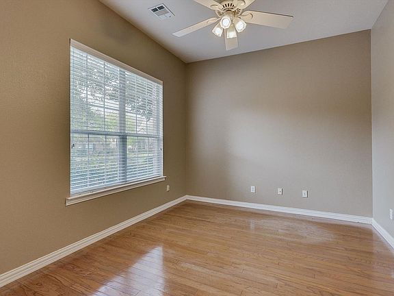 3rd image of 15758 Twin Cove Dr