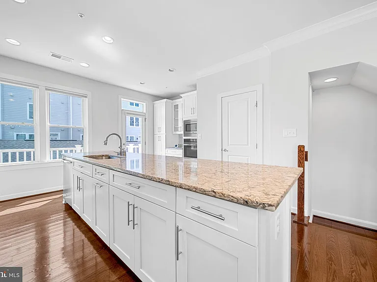 1121 S Lincoln St — Photo 10