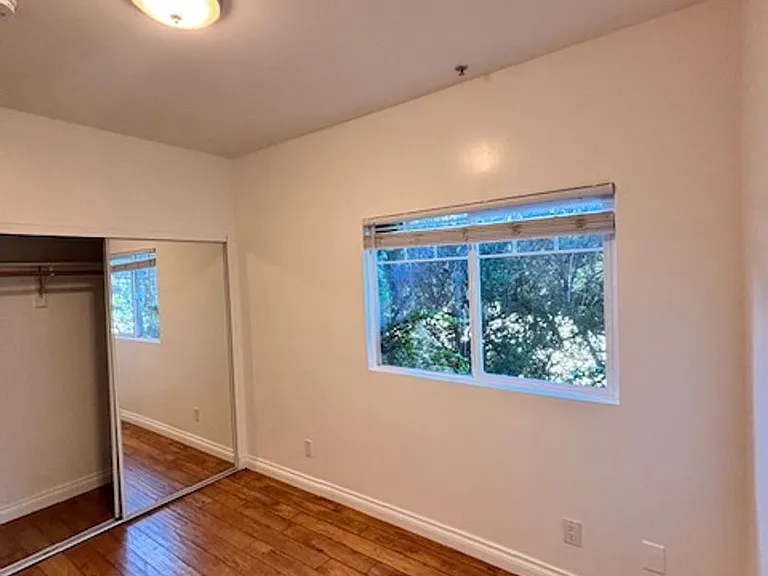 3 Bedroom 2 bathroom unit available, Larchmont area — Photo 11