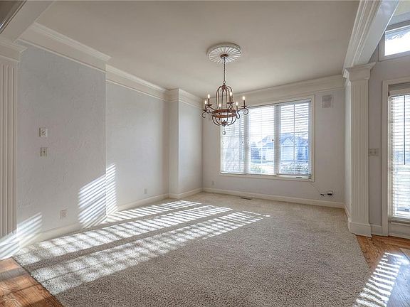 4th image of 617 NE Twin Brook Ct