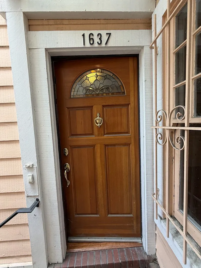 NEW! Refreshed 2BD/2BA Plus Den on Coveted Lake Street | Garage Parking Option, Shared Private Ga... — Photo 2