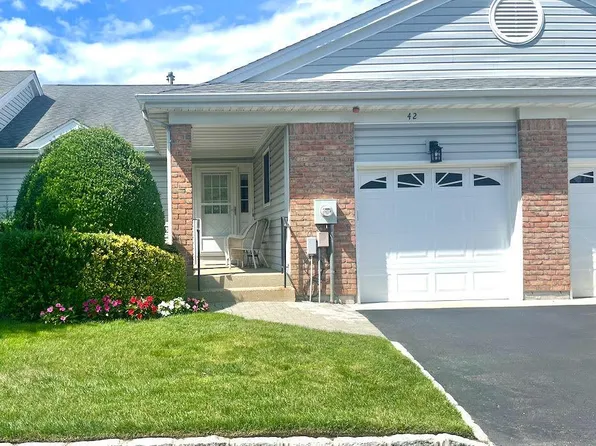 42 Primrose Lane #42, North Babylon, NY 11703