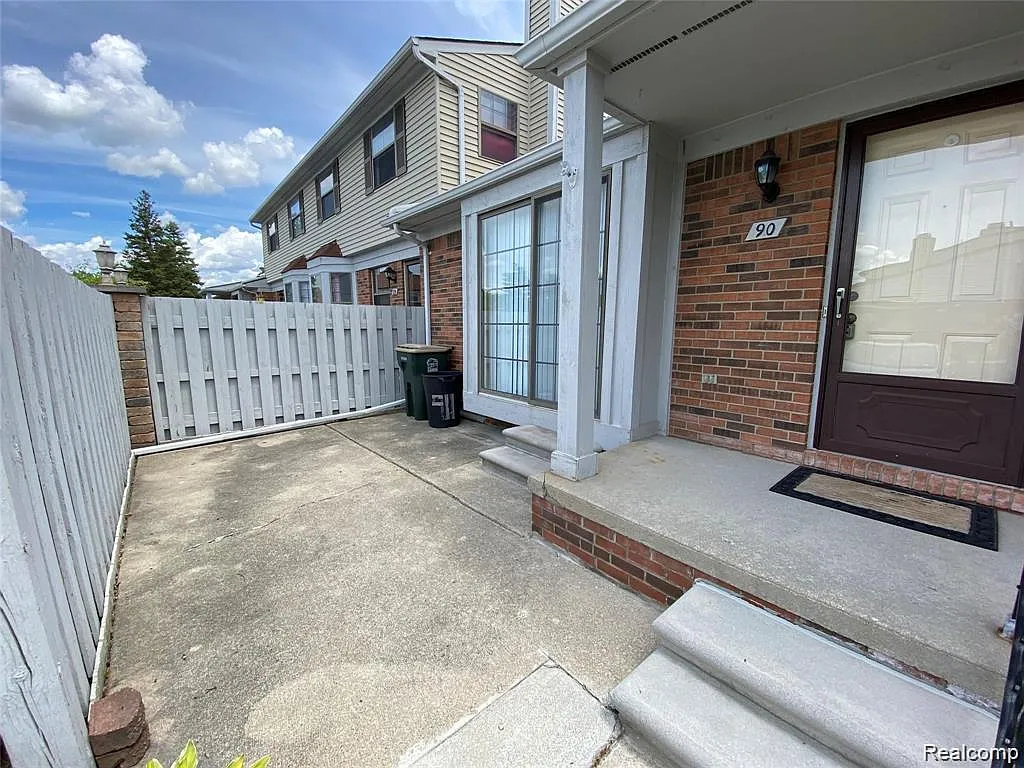 2 bed, 1.0 bath, 992 sqft, $1,700 — Photo 2