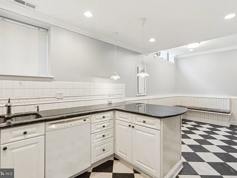 2028 Arch St — Photo 10