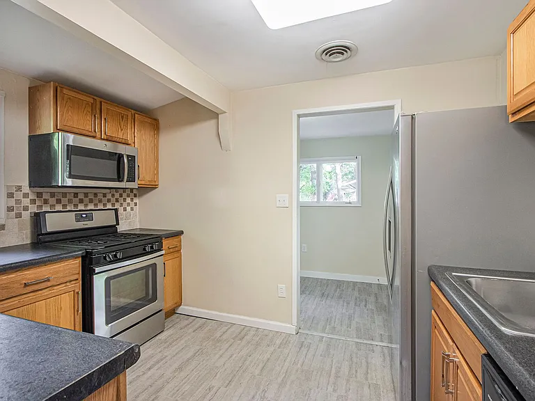 2426 Shasta Dr — Photo 6