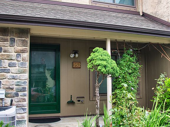 2nd image of 252 Hampshire Dr Unit 252
