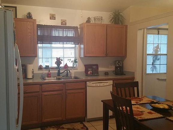 2nd image of 15805 Oakland Ct