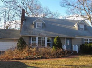 17 Honey Ln, Miller Place, NY 11764