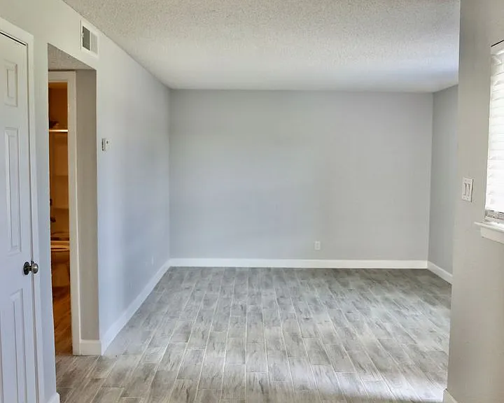 Lions Court Apartments — Photo 32