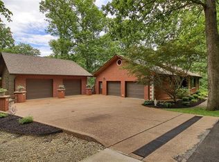 8 Oak Ridge Dr, Washington, MO 63090