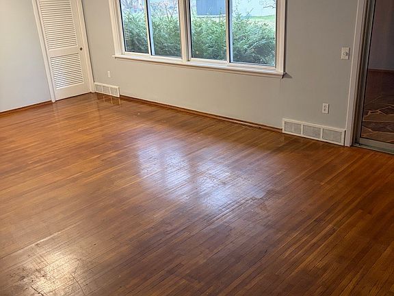 5th image of 15 Marcia Ln
