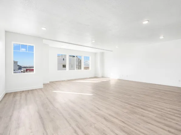 5248 N Folkstone Dr, Eagle Mountain, UT 84005