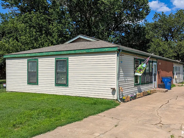 1322 N Kansas St — Photo 1