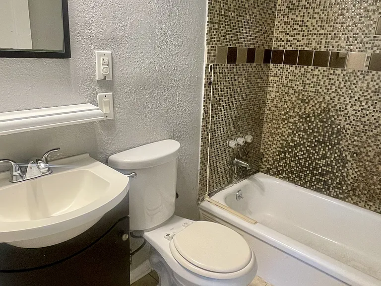 708 W Henderson Dr — Photo 3