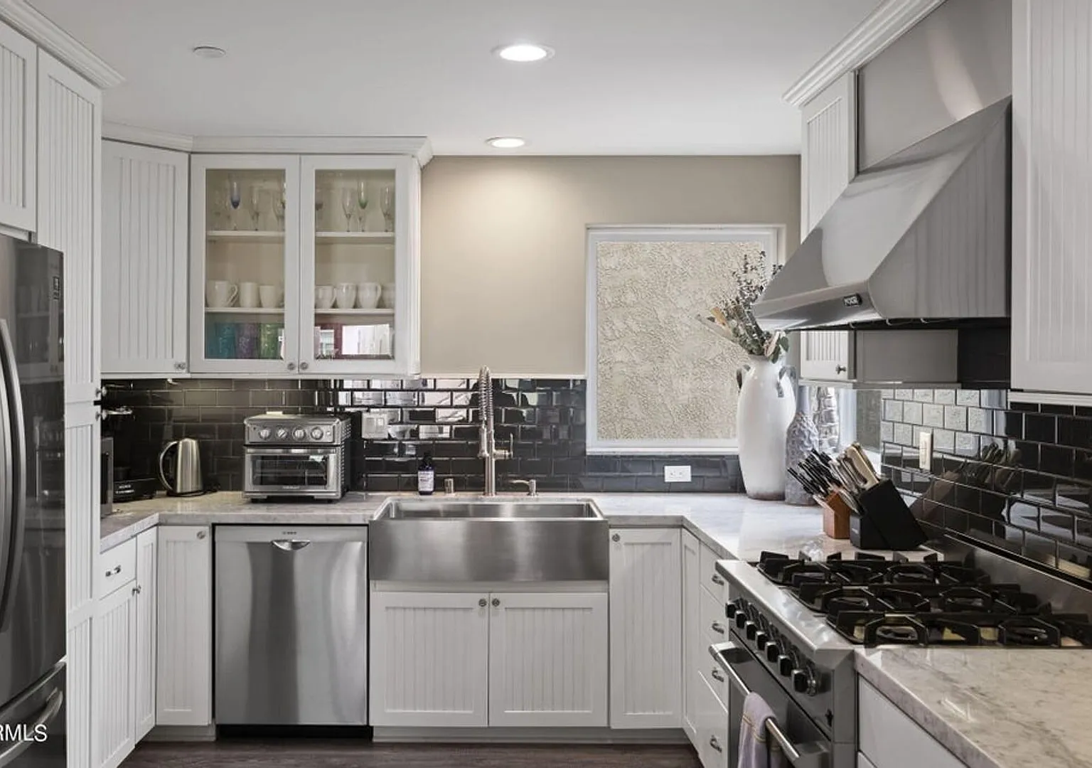 3-Bedroom + 3.5 Bathroom Extravagant Home | Hollywood Beach | Oxnard | Fully Furnished — Photo 3