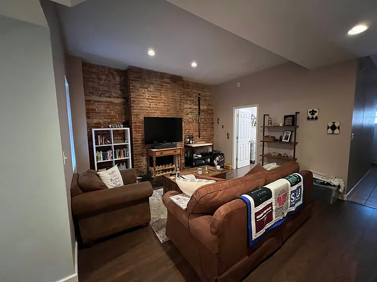 109 S Washington St — Photo 25
