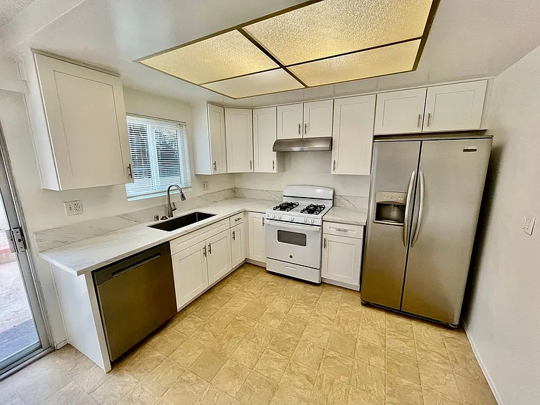 318-320 Hillside Ct — Photo 5
