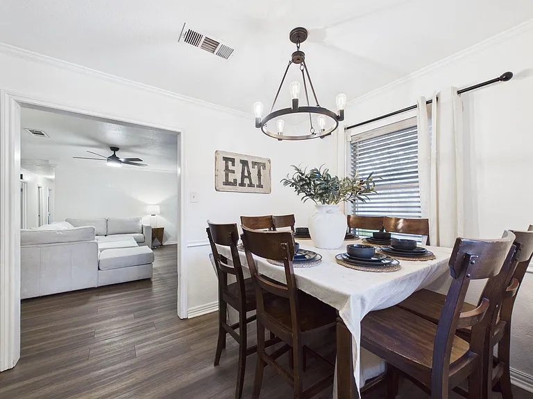 2612 Perry Ln — Photo 8