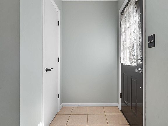 2nd image of 1419 Fetterman Dr