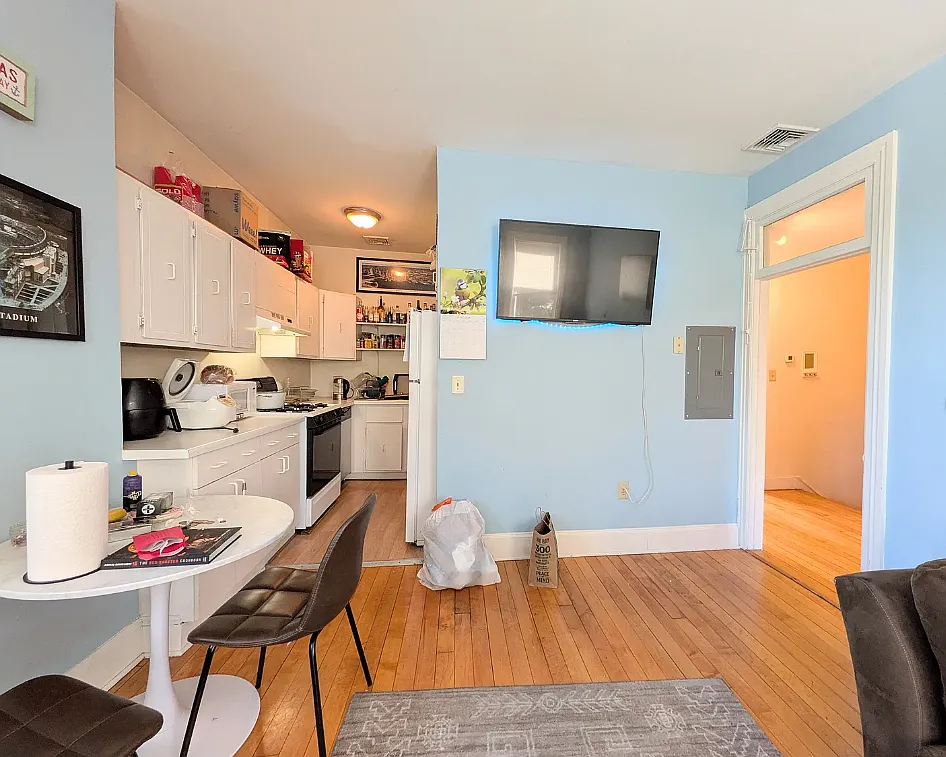 4 bed, 1400 sqft, $4,600 — Photo 2