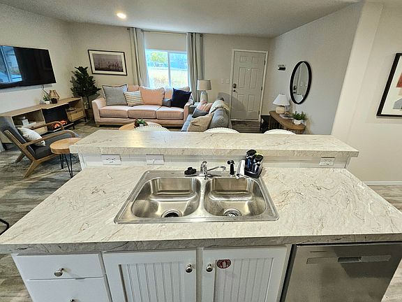5th image of 563 S Aspen Dr