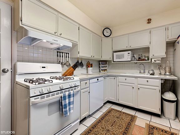5th image of 5403 N Artesian Ave