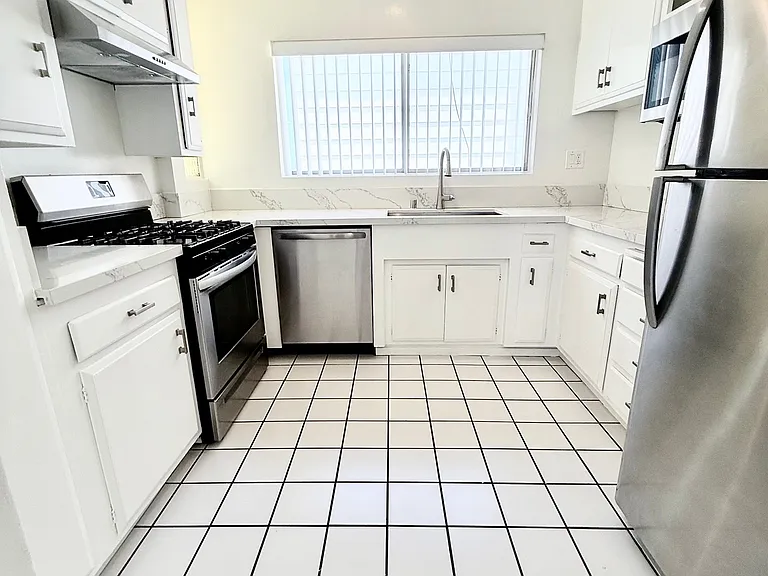 11748 Mayfield Ave #5 — Photo 2