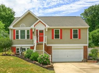 215 Randy Ln, Coraopolis, PA 15108