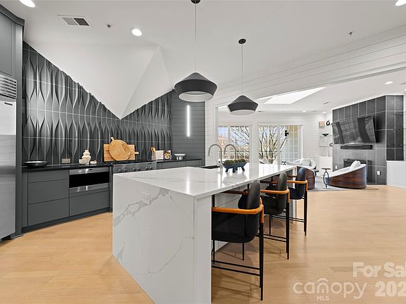 4th image of 974 Queens Rd